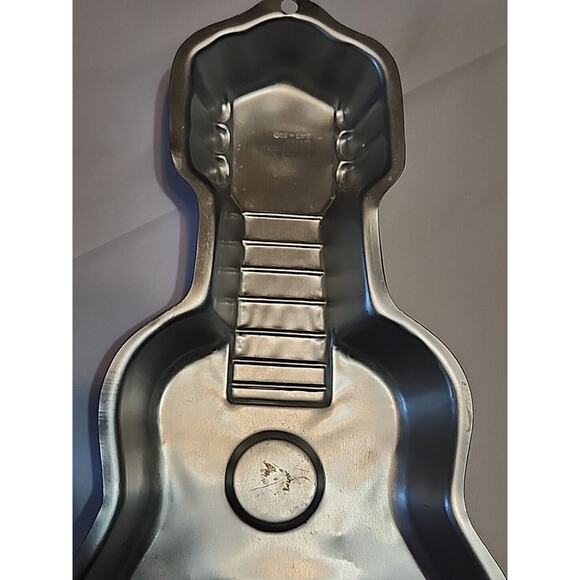 Wilton 2000 Guitar Aluminum Cake Pan Mold 2105-570 SCRATCHES DENTS - Picture 2 of 5